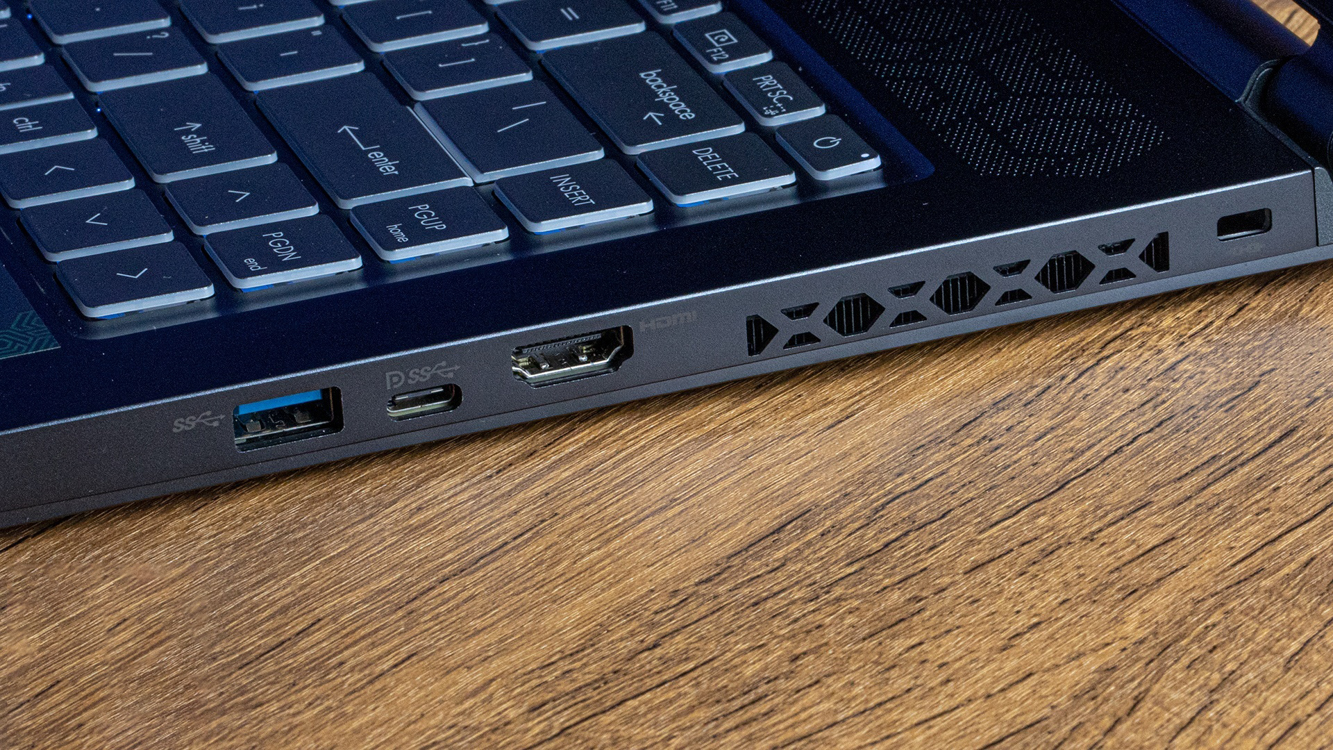 Máy tính xách tay MSI Delta 15 18 07 38