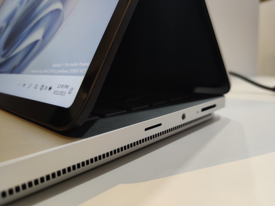 Microsoft Surface Laptop Studio 2 so với Apple MacBook Pro: Cái nào tốt hơn cho các chuyên gia về nội dung? 17 05 11