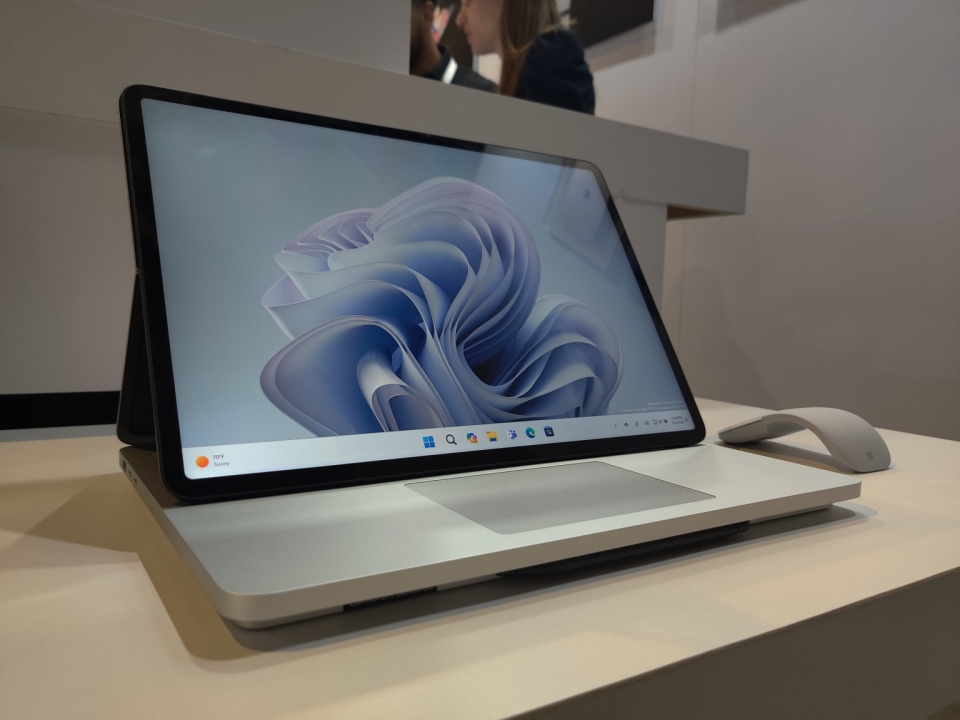 Microsoft Surface Laptop Studio 2 so với Apple MacBook Pro: Cái nào tốt hơn cho các chuyên gia về nội dung? 19 07 9