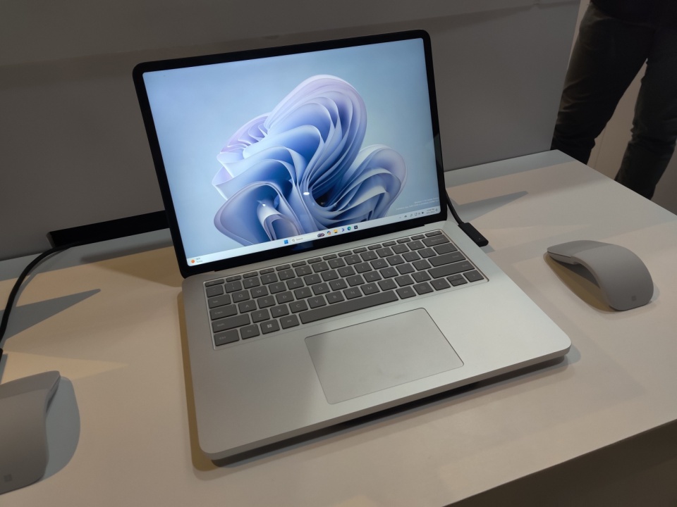 Microsoft Surface Laptop Studio 2 so với Apple MacBook Pro: Cái nào tốt hơn cho các chuyên gia về nội dung? 21 09 7