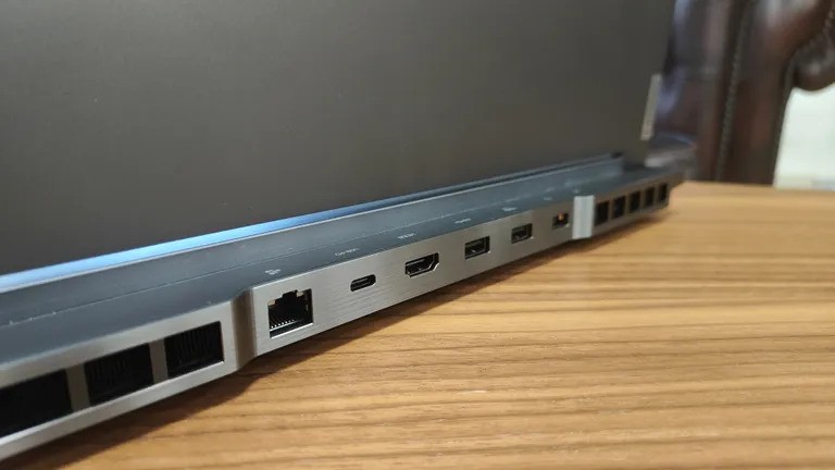 Đánh giá Lenovo Legion 7: cỗ máy chơi game mạnh mẽ 14 Lenovo Legion 7 06