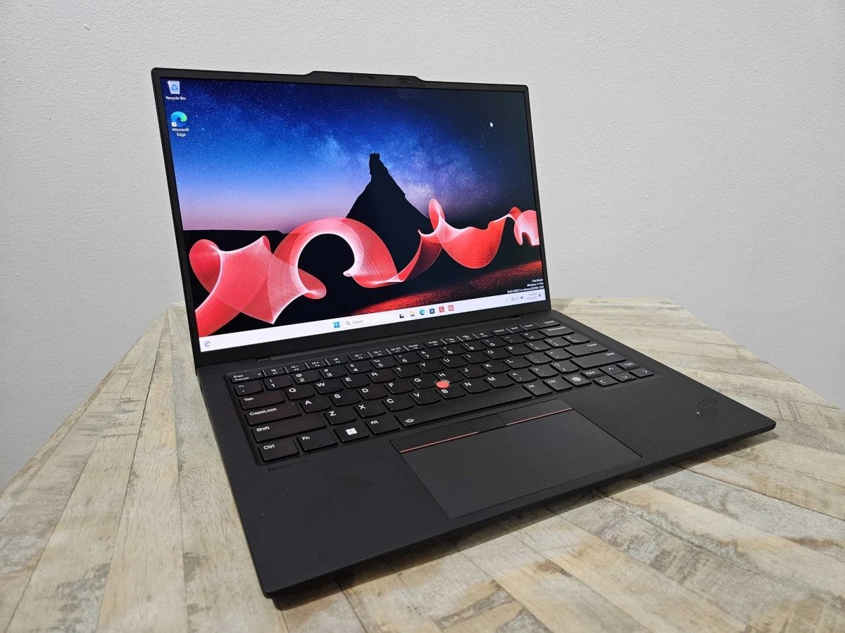 Cái nhìn đầu tiên: Lenovo ThinkPad X1 Carbon và X1 2-trong-1 khởi chạy lại với Intel Core Ultra 2 Lenovo ThinkPad X1 Carbon and X1 2 in 1 01