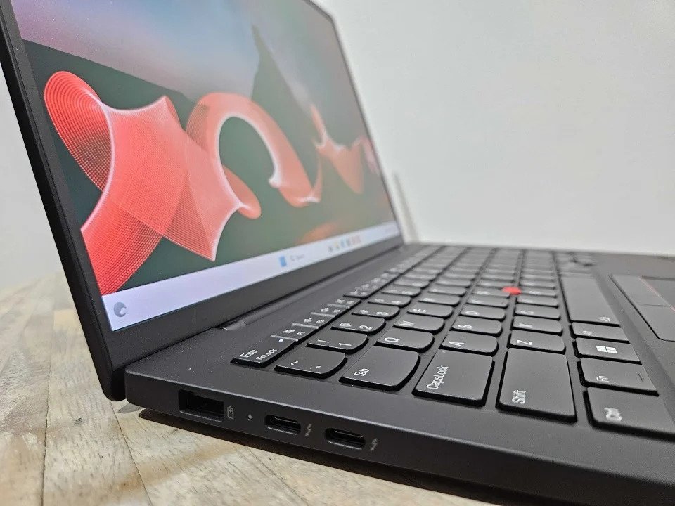 Cái nhìn đầu tiên: Lenovo ThinkPad X1 Carbon và X1 2-trong-1 khởi chạy lại với Intel Core Ultra 5 Lenovo ThinkPad X1 Carbon and X1 2 in 1 04