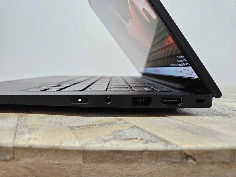 Cái nhìn đầu tiên: Lenovo ThinkPad X1 Carbon và X1 2-trong-1 khởi chạy lại với Intel Core Ultra 6 Lenovo ThinkPad X1 Carbon and X1 2 in 1 05