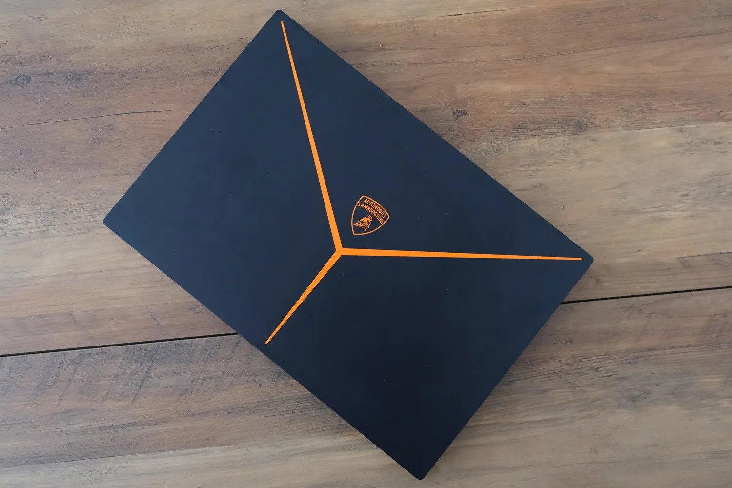 Razer Blade 16 Automobile Lamborghini Edition 10