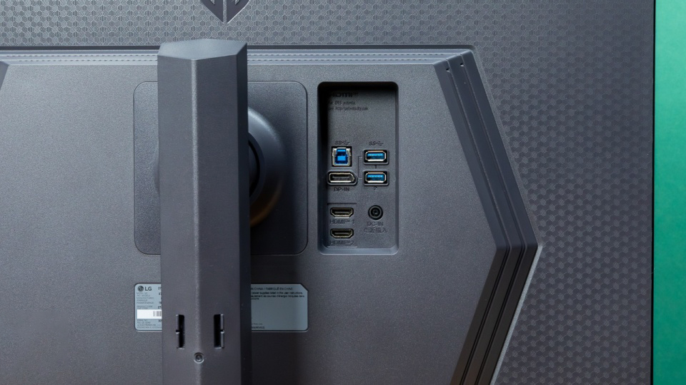 LG 27 UltraGear Gaming Monitor 27GR83Q 03