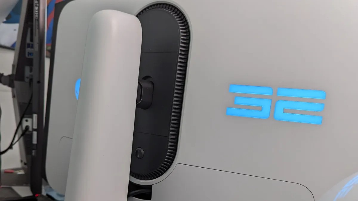 Đánh giá màn hình chơi game Alienware 32 inch 4K QD-OLED (AW3225QF): Cần mày mò nhưng xuất sắc 11 Alienware 32 inch 4K QD OLED AW3225QF 03