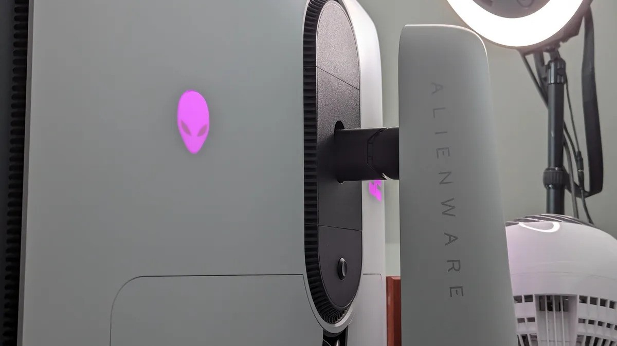 Đánh giá màn hình chơi game Alienware 32 inch 4K QD-OLED (AW3225QF): Cần mày mò nhưng xuất sắc 12 Alienware 32 inch 4K QD OLED AW3225QF 04