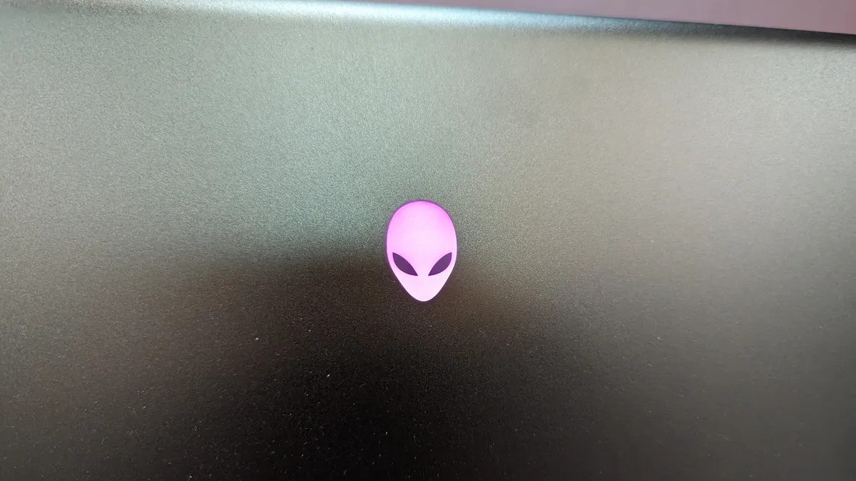 Alienware m16 R2 03