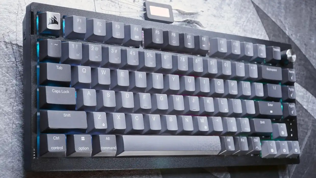 Corsair K65 Plus Wireless 01
