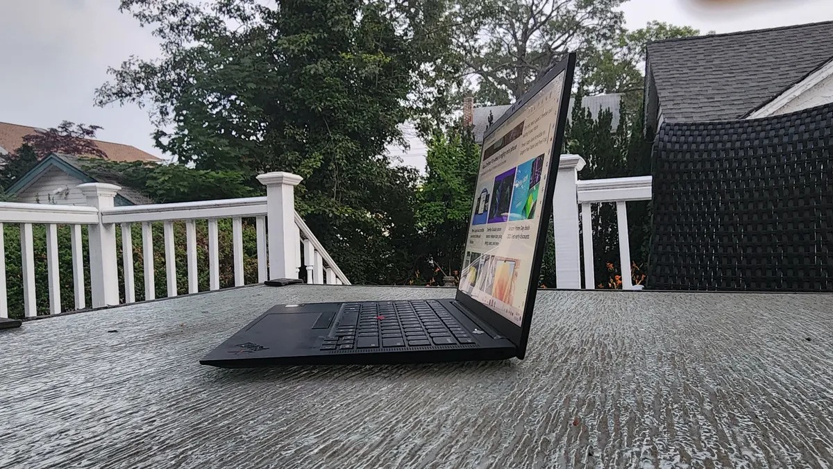 Lenovo ThinkPad X1 Carbon vs X1 Nano 03
