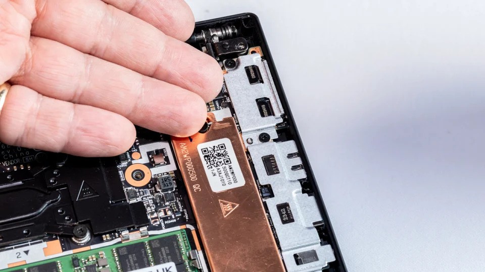 Bên trong dòng ThinkPad T 2024: Lenovo, iFixit giúp việc sửa chữa máy tính xách tay làm việc dễ dàng hơn 34 ThinkPad T 2024 14