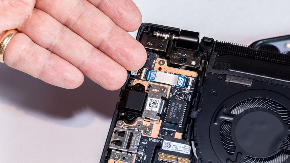 Bên trong dòng ThinkPad T 2024: Lenovo, iFixit giúp việc sửa chữa máy tính xách tay làm việc dễ dàng hơn 35 ThinkPad T 2024 15