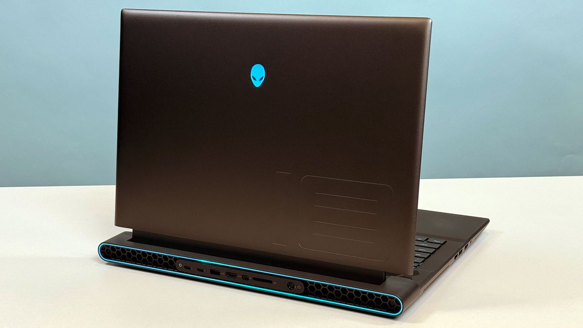 Alienware m18 R2 02