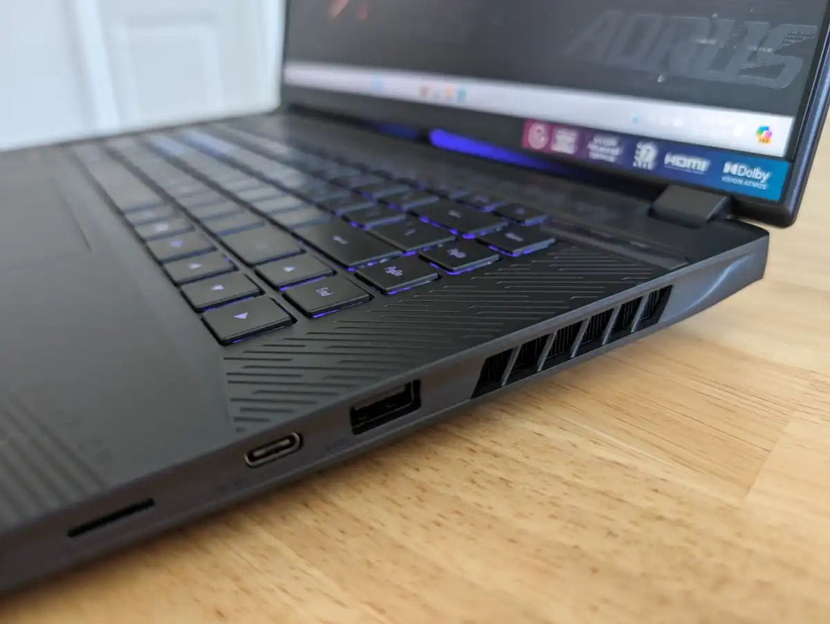 Gigabyte Aorus 16X 07