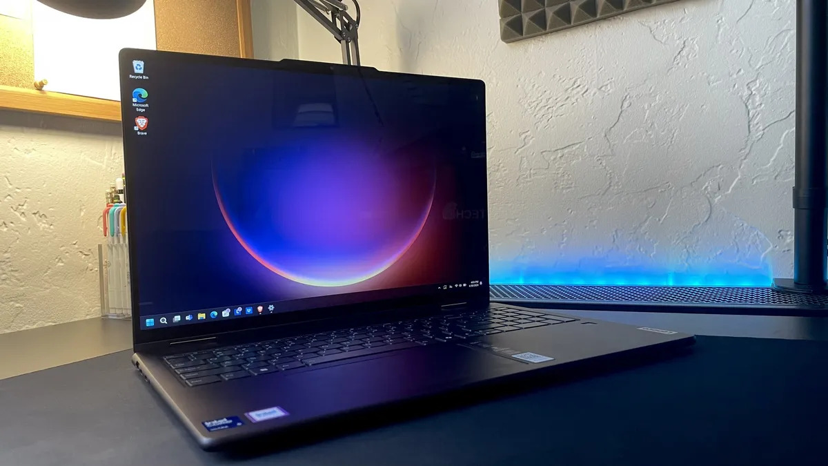 Lenovo Yoga 7i vs Lenovo Slim 7i: Bạn nên mua laptop Lenovo Gen 9 nào? 14 Lenovo Yoga 7i vs Lenovo Slim 7i 03