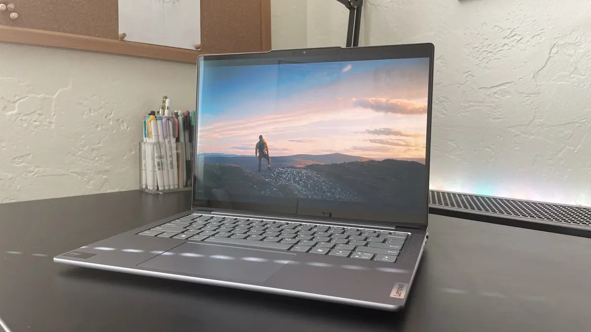 Lenovo Yoga 7i vs Lenovo Slim 7i: Bạn nên mua laptop Lenovo Gen 9 nào? 15 Lenovo Yoga 7i vs Lenovo Slim 7i 04