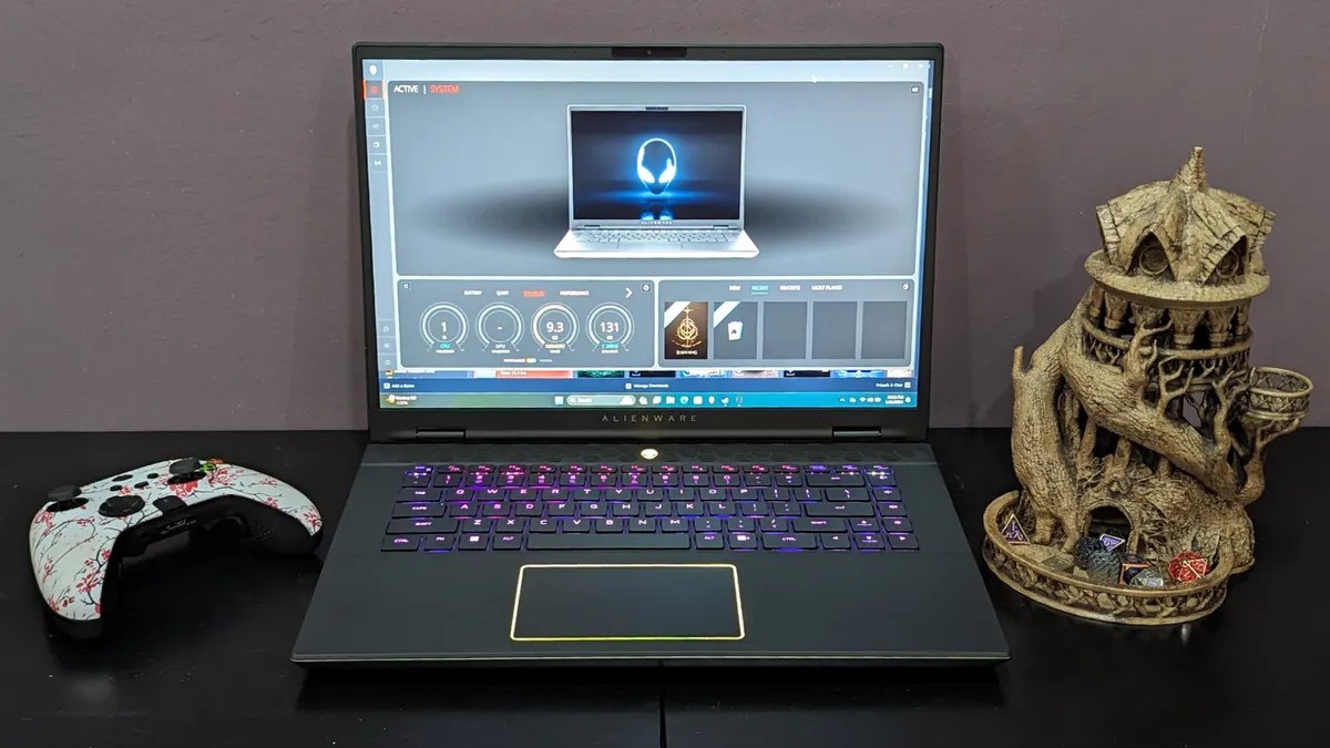 Razer Blade 16 (Đầu 2024) vs Alienware m16 R2 - Nên mua laptop chơi game cao cấp nào? 3 Razer Blade 16 Dau 2024 vs Alienware m16 R2 Nen mua laptop choi game cao cap nao 02