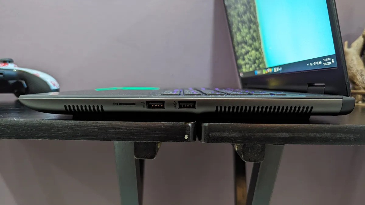 Razer Blade 16 (Đầu 2024) vs Alienware m16 R2 - Nên mua laptop chơi game cao cấp nào? 4 Razer Blade 16 Dau 2024 vs Alienware m16 R2 Nen mua laptop choi game cao cap nao 03