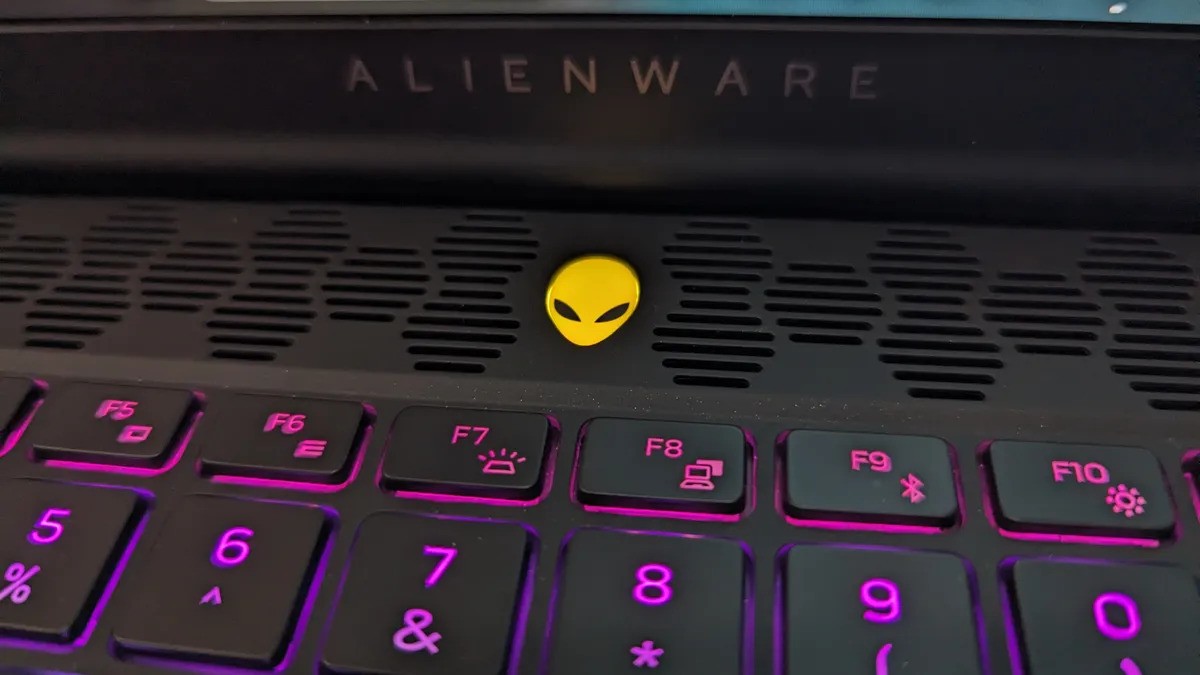 Razer Blade 16 (Đầu 2024) vs Alienware m16 R2 - Nên mua laptop chơi game cao cấp nào? 9 Razer Blade 16 Dau 2024 vs Alienware m16 R2 Nen mua laptop choi game cao cap nao 08