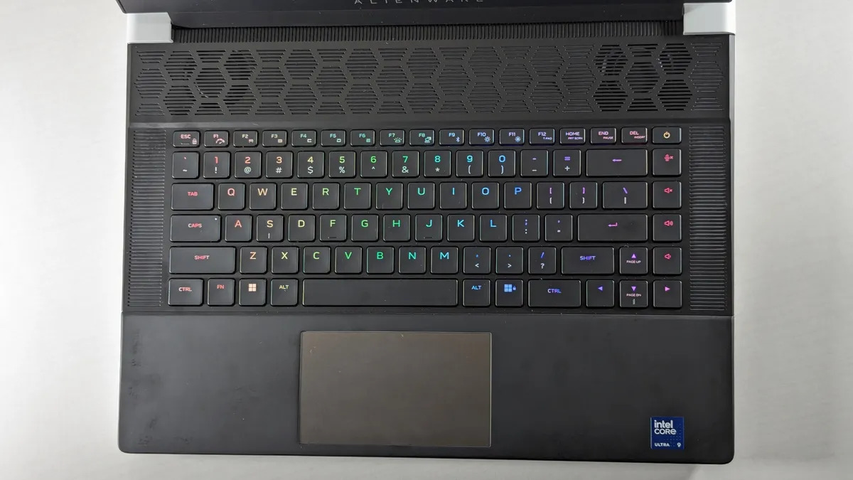 Alienware x16 R2 VS Alienware m16 R2: Sự khác biệt là gì? 14 Alienware x16 R2 vs. Alienware m16 R2 05