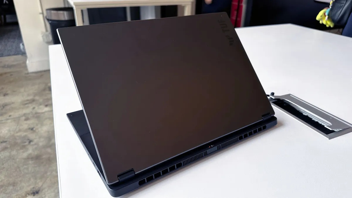 Asus TUF Gaming A14 nhẹ đến mức không có cảm giác như một chiếc laptop chơi game 3 Asus TUF Gaming A14 02