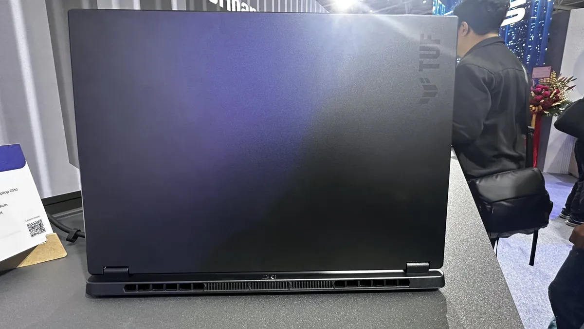 Asus TUF Gaming A14 nhẹ đến mức không có cảm giác như một chiếc laptop chơi game 4 Asus TUF Gaming A14 03