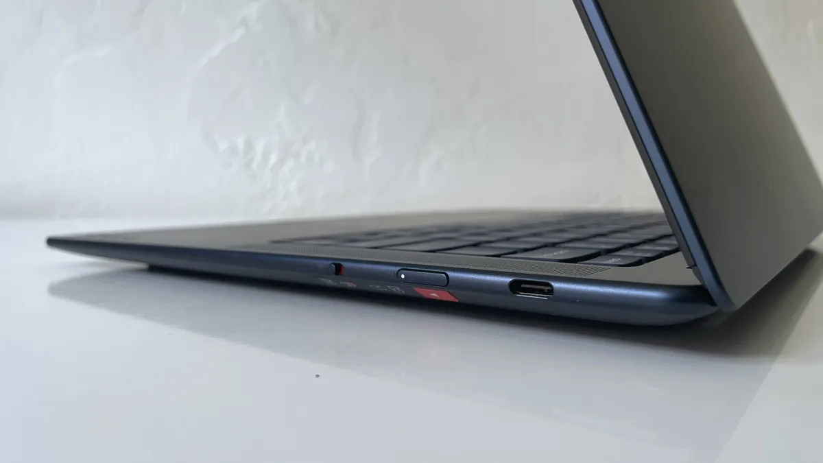 Lenovo Yoga Slim 7x 03