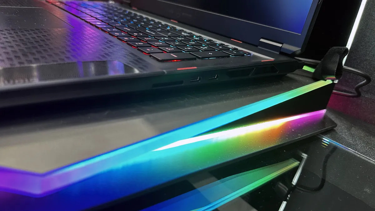 MSI Stealth 18 Mercedes AMG Motorsport 05