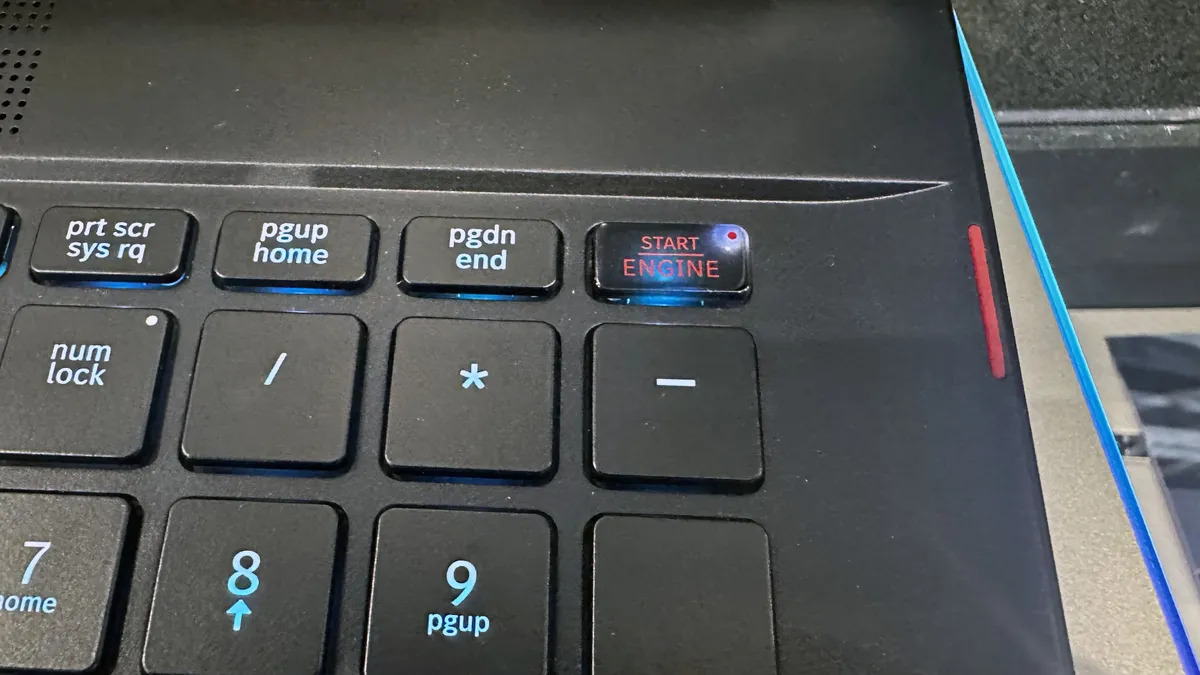 MSI Stealth 18 Mercedes AMG Motorsport 06