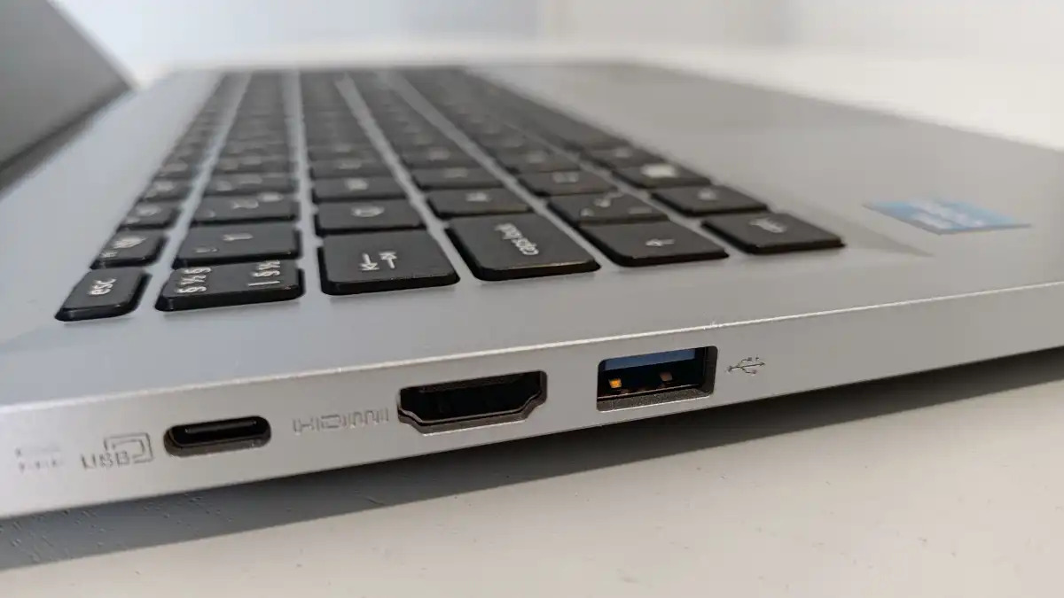Những cổng nào cần thiết trên laptop mới? 9 Nhung cong nao can thiet tren laptop moi 03