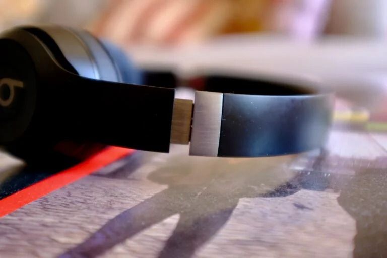 Đánh giá tai nghe Beats Solo 4: Nhiều tính năng dành cho người dùng iPhone và Android 8 Beats Solo 4 02