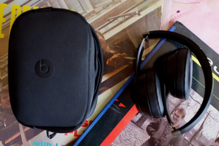 Đánh giá tai nghe Beats Solo 4: Nhiều tính năng dành cho người dùng iPhone và Android 9 Beats Solo 4 03