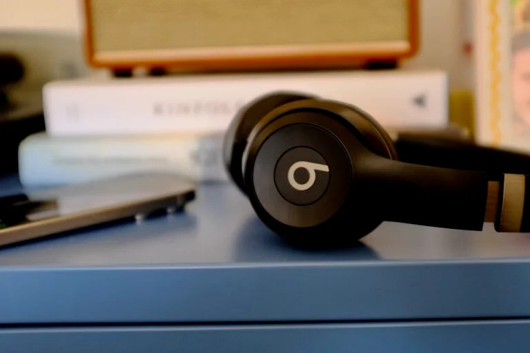 Đánh giá tai nghe Beats Solo 4: Nhiều tính năng dành cho người dùng iPhone và Android 10 Beats Solo 4 04