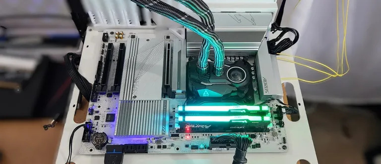 Gigabyte B650 Aorus Elite AX Ice Motherboard 01