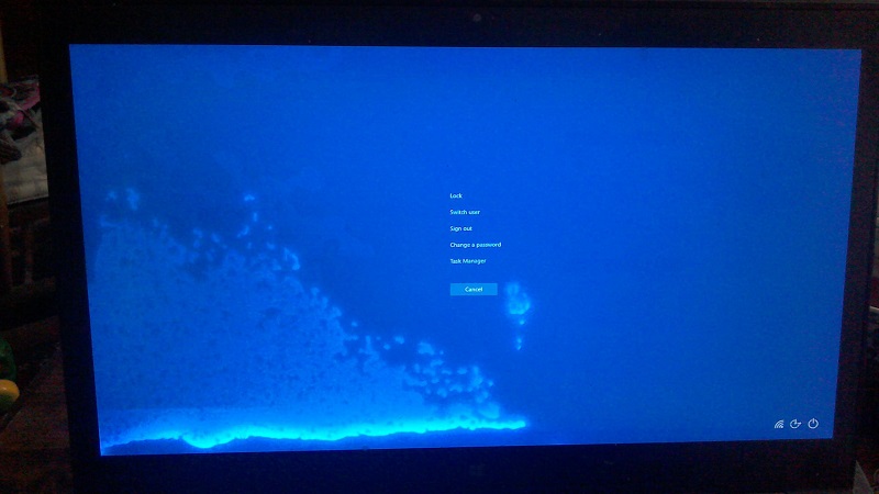 Cách khắc phục lỗi màn hình laptop bị vô nước hiệu quả 2 Do nuoc truc tiep len man hinh