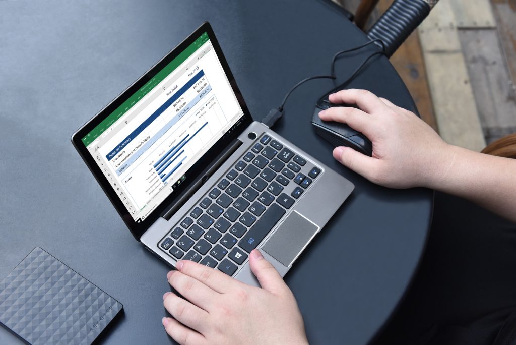 Khi sạc pin Laptop Windows có cần tắt máy không? 24 Khong duoc vua sac vua su dung laptop