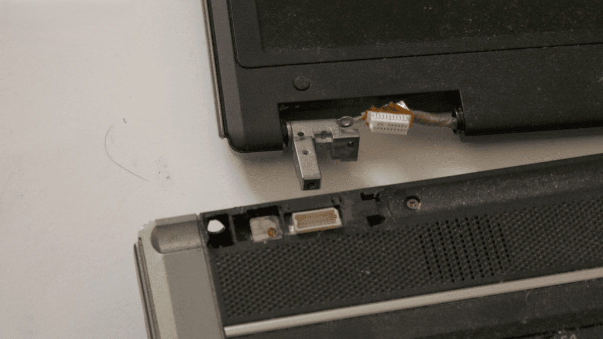 Hướng dẫn cách khắc phục màn hình laptop bị đỏ hiệu quả 17 Kiem tra ket noi cap man hinh