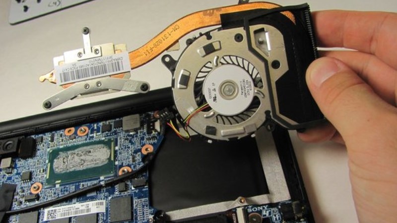 Hướng dẫn sửa lỗi quạt laptop kêu to an toàn hiệu quả 13 Lam sach quat va he thong tan nhiet