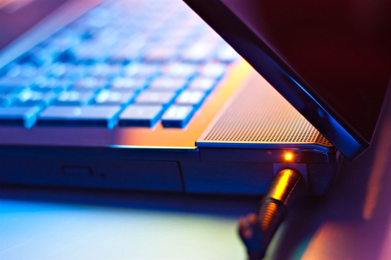 Có nên vừa sạc vừa dùng laptop Windows? 12 Laptop hien dai da toi uu hoa pin va sac