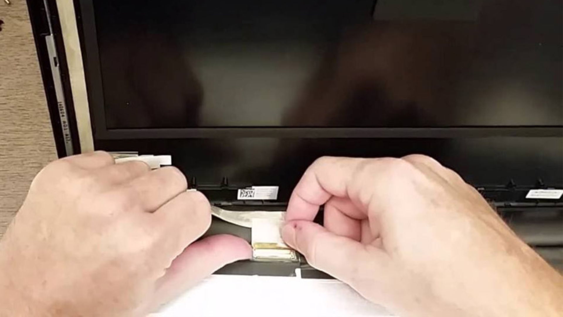 Hướng dẫn cách khắc phục màn hình laptop bị đỏ hiệu quả 13 Long hoac hong cap man hinh