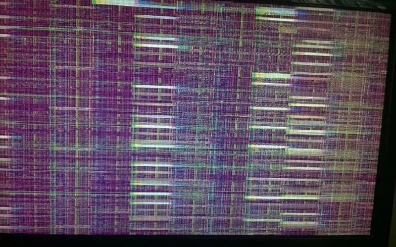 Hướng dẫn sửa lỗi màn hình laptop bị đốm sáng hiệu quả 24 Man hinh bi tac dong vat ly qua manh dan den hu hong tam nen 1