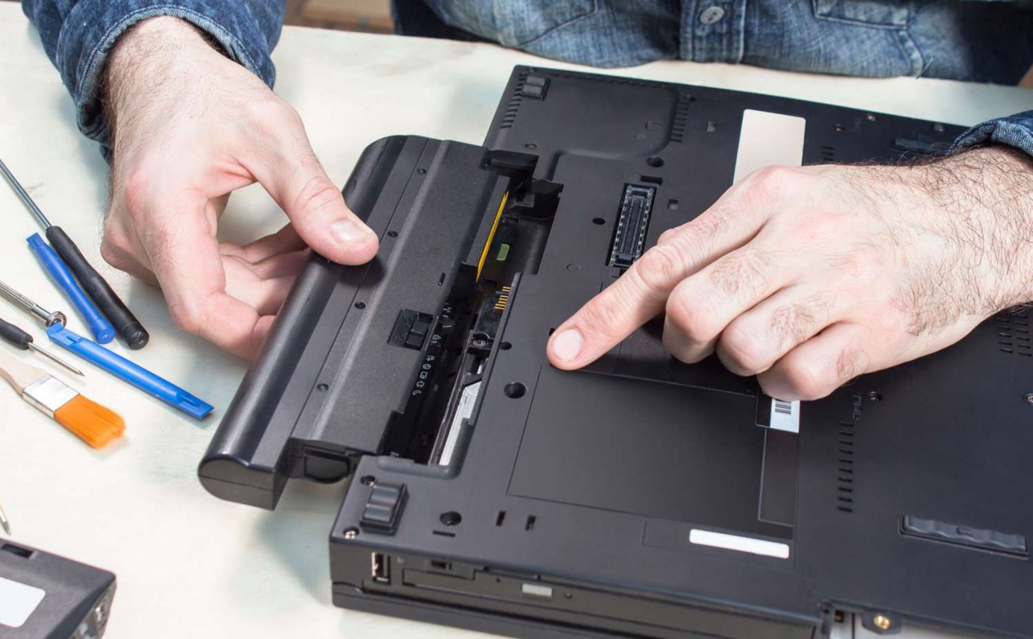 Cách khắc phục lỗi màn hình laptop bị vô nước hiệu quả 9 Ngat nguon va thao pin ngay lap tuc