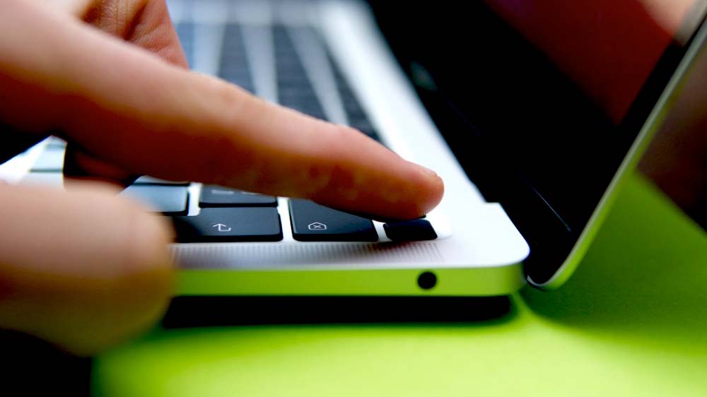 Hướng dẫn cách khắc phục pin laptop bị phồng hiệu quả và an toàn 4 Ngung su dung laptop ngay lap tuc 2