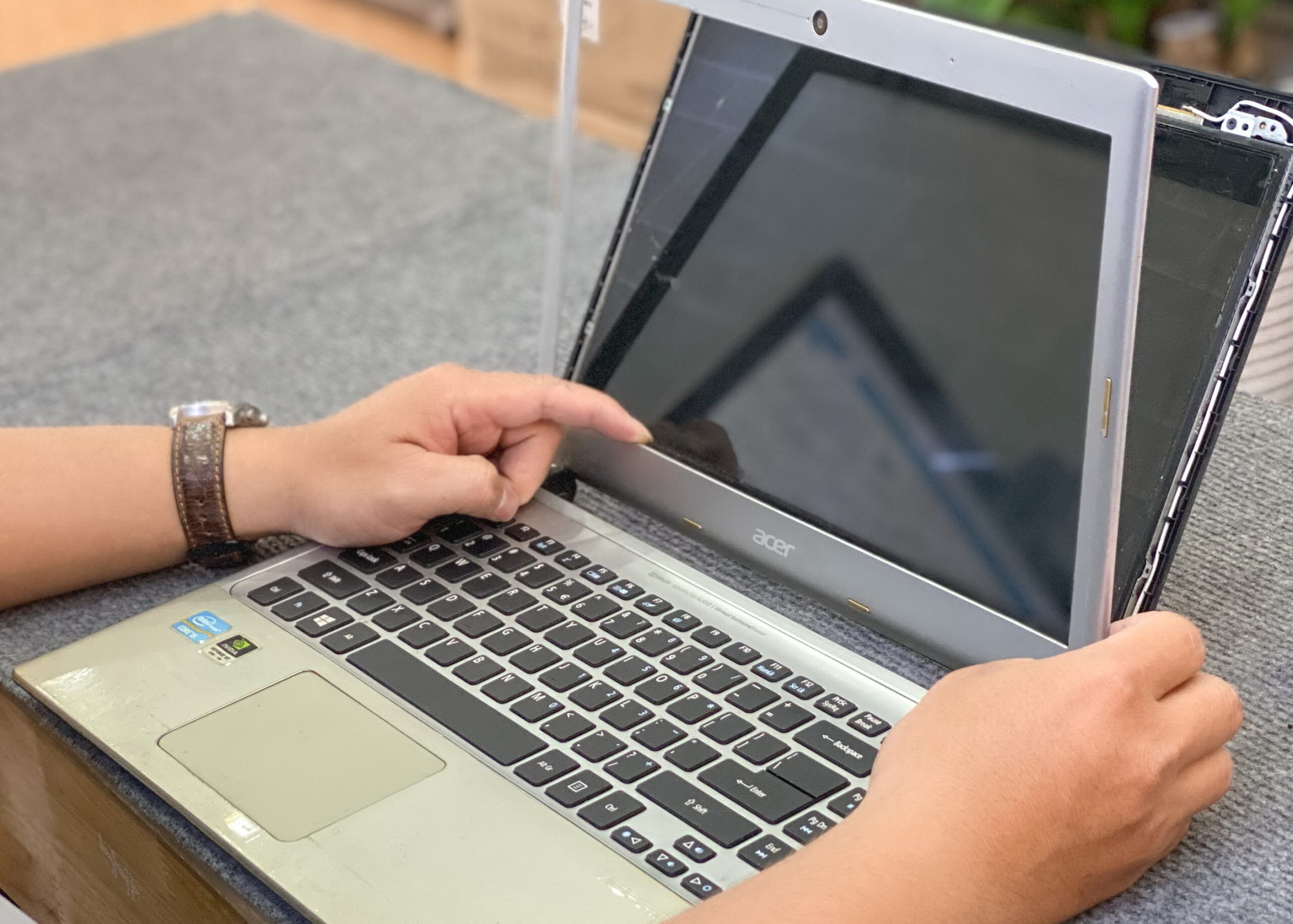 Cách xử lý viền màn hình laptop bị hở hiệu quả 3 Su dung trong thoi gian dai scaled