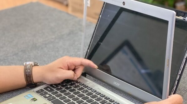 Cách xử lý viền màn hình laptop bị hở hiệu quả 9 Thay khung vien man hinh e1726831006463