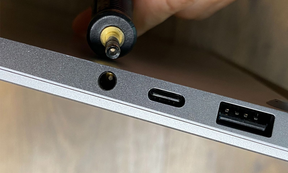 Hướng dẫn sửa lỗi Laptop Windows không nhận tai nghe hiệu quả 13 Thuong xuyen ve sinh cong tai nghe