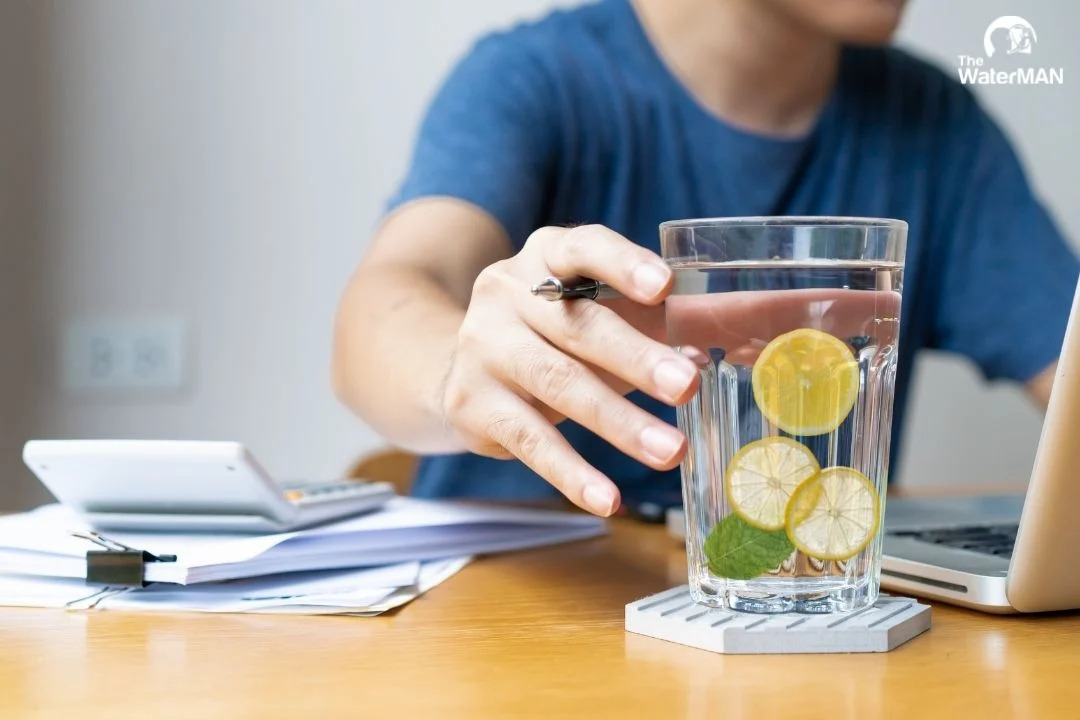 Hướng dẫn cách xử lý khi laptop bị vô nước đúng cách an toàn 11 Tranh dat do uong gan laptop