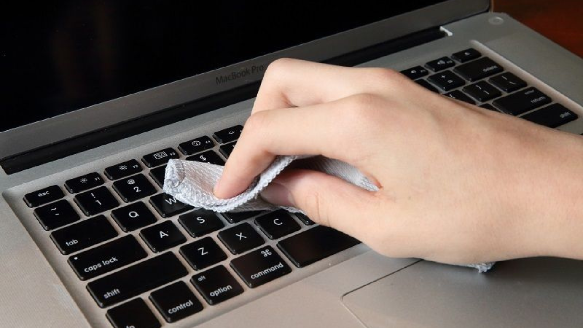 Ve sinh ban phim laptop