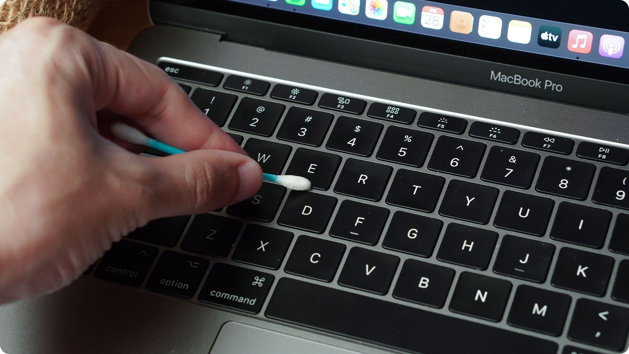 Hướng dẫn sửa lỗi bàn phím laptop không gõ được hiệu quả 16 Ve sinh ban phim